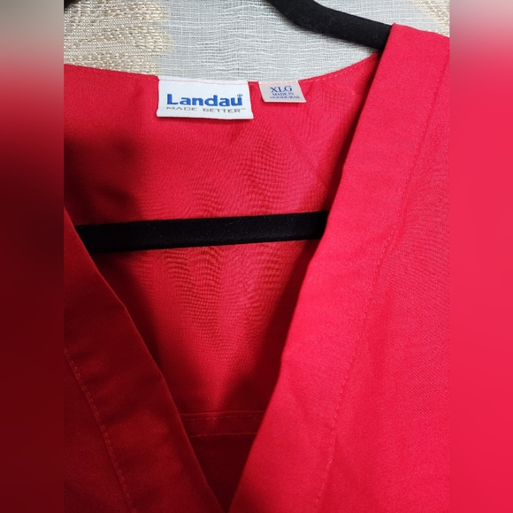 LANDAU Essential UNISEX Reversible Scrub Top. Red. Size: XL - Picture 5 of 9